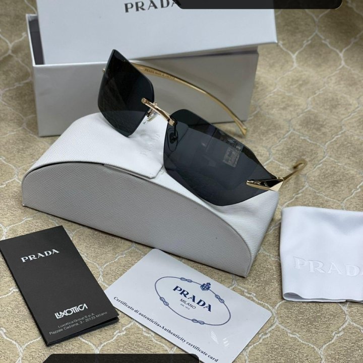 Солнцезащитные очки Prada