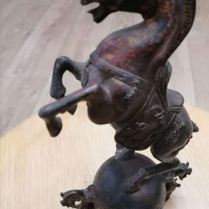 Старинная китайская статуэтка Конь на шаре.
