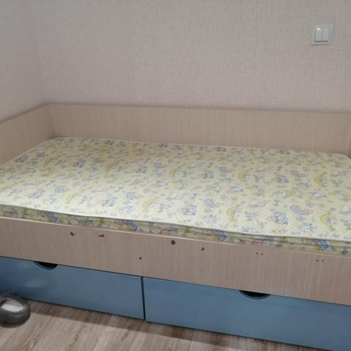 Детская кровать с матрасом.