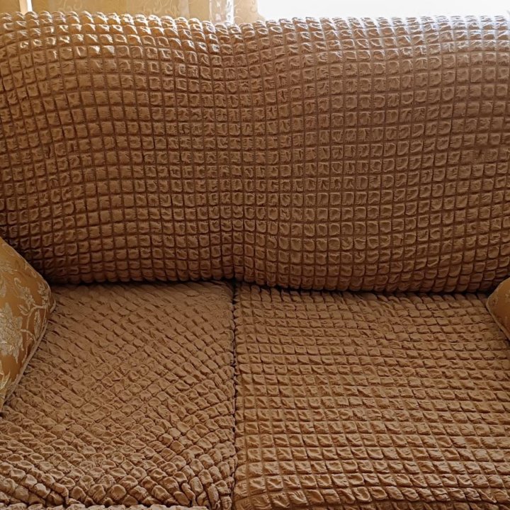 Угловой диван с чехлом