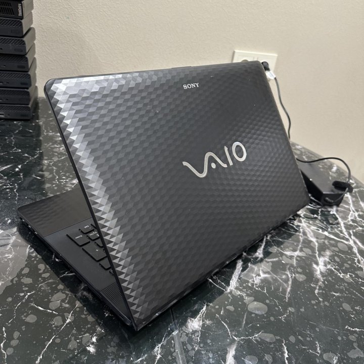 Большой Sony Vaio 17 Core i5/4/640/GF410/1gb/17.3”