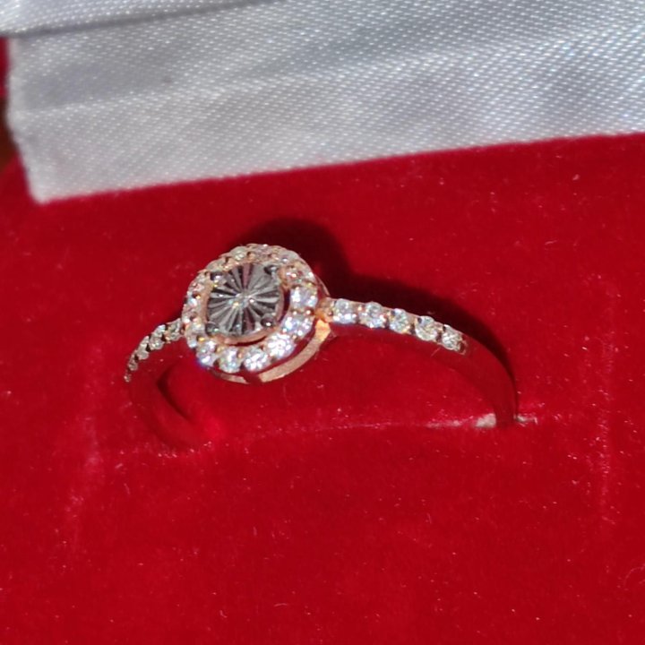Кольцо серебряное с бриллиантом и фианитами р.18,5