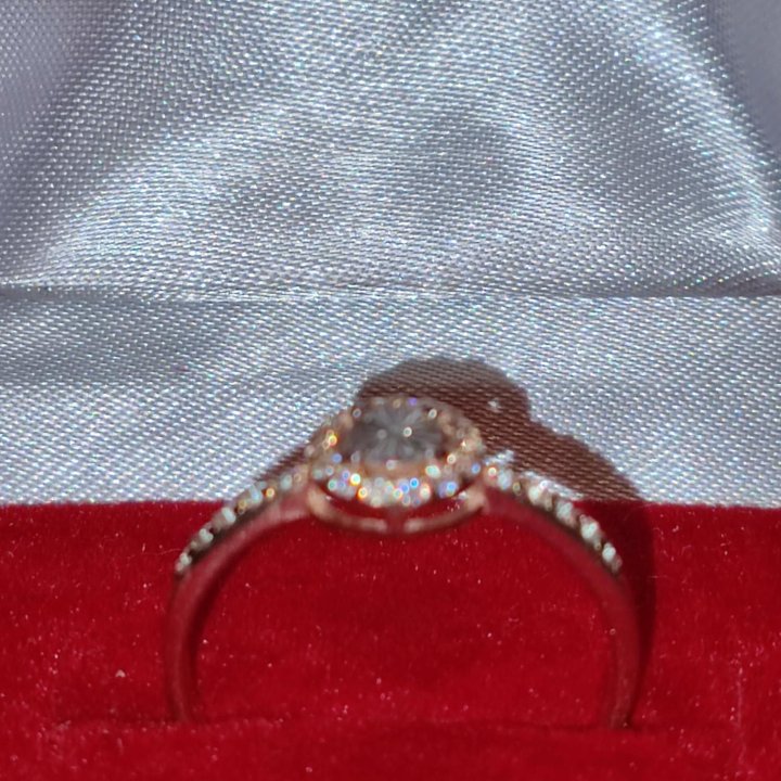 Кольцо серебряное с бриллиантом и фианитами р.18,5