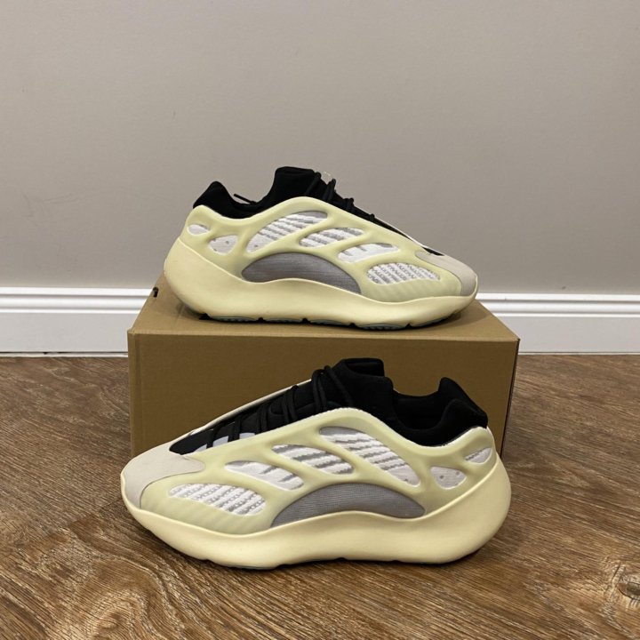 Кроссовки Adidas Yeezy Boost 700 v3