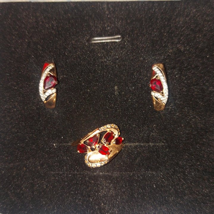Серьги и кольцо, золотой комплект с гранатами