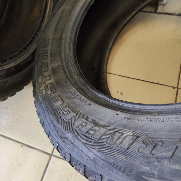 Шины Bridgestone 235/65/18 4 шт