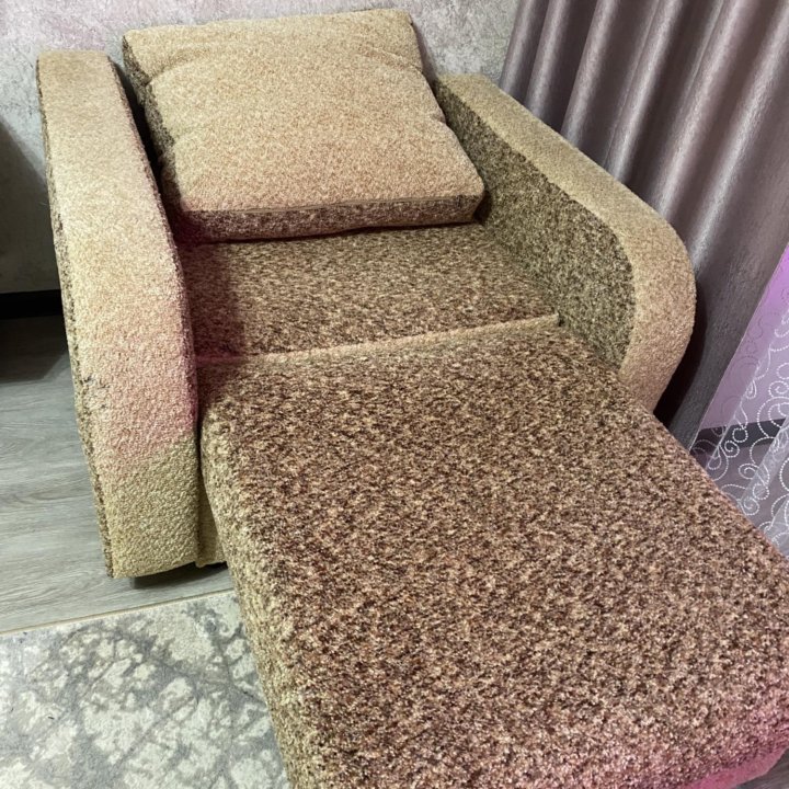 Кресло-кровать с пуфом