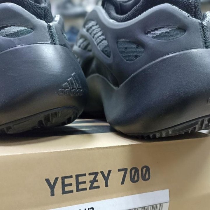 Кроссовки Adidas Yeezy Boost 700