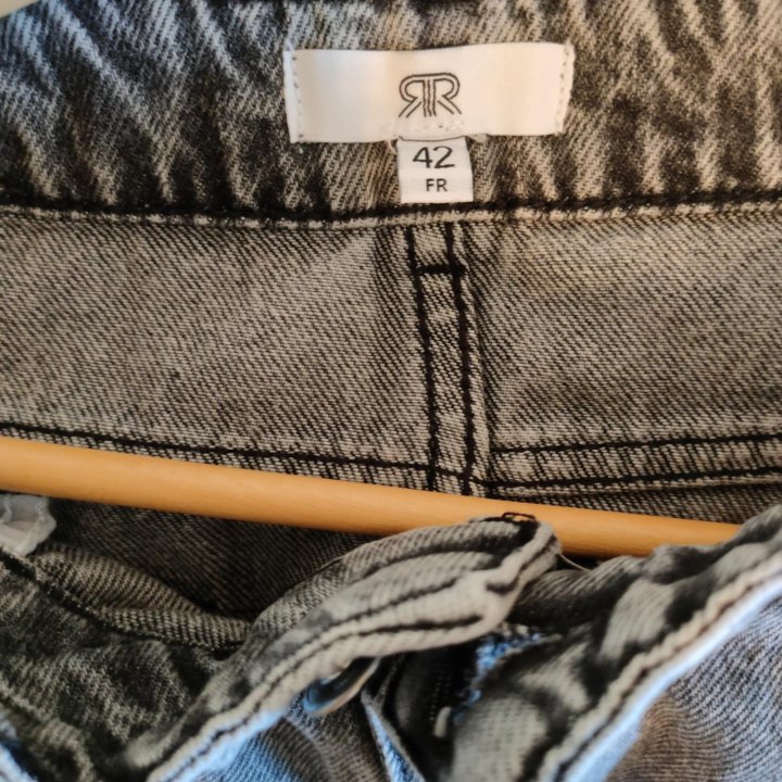 Новая джинсовая серая юбка с разрезом.