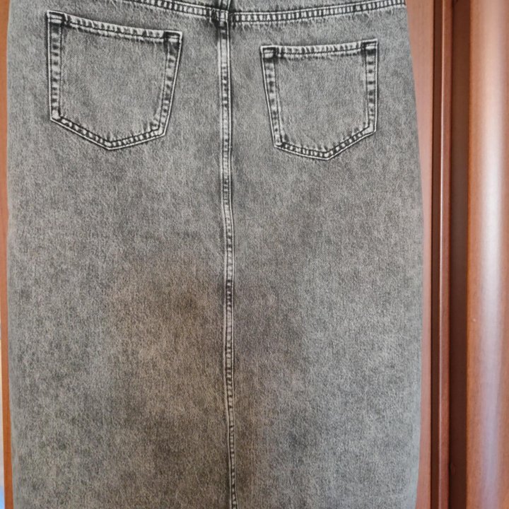 Новая джинсовая серая юбка с разрезом.