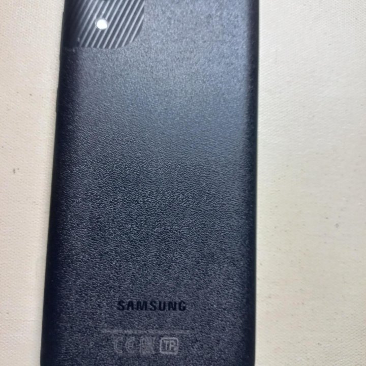 Смартфон Samsung Galaxy A03 Core с чехлом.