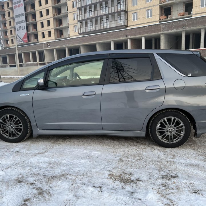 Аренда авто гибрид Honda Fit Shuttle