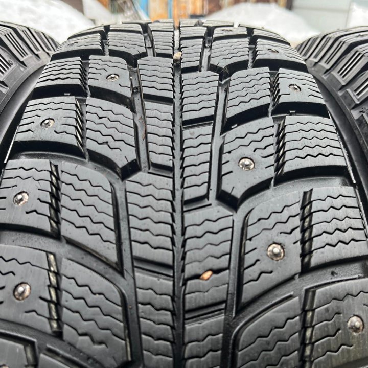 Зима Michelin 205/70 R15 + Диски Нива Шевинива