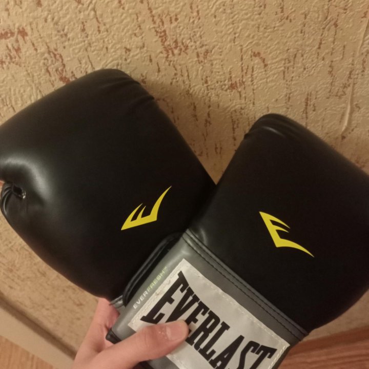 Боксерские перчатки Everlast