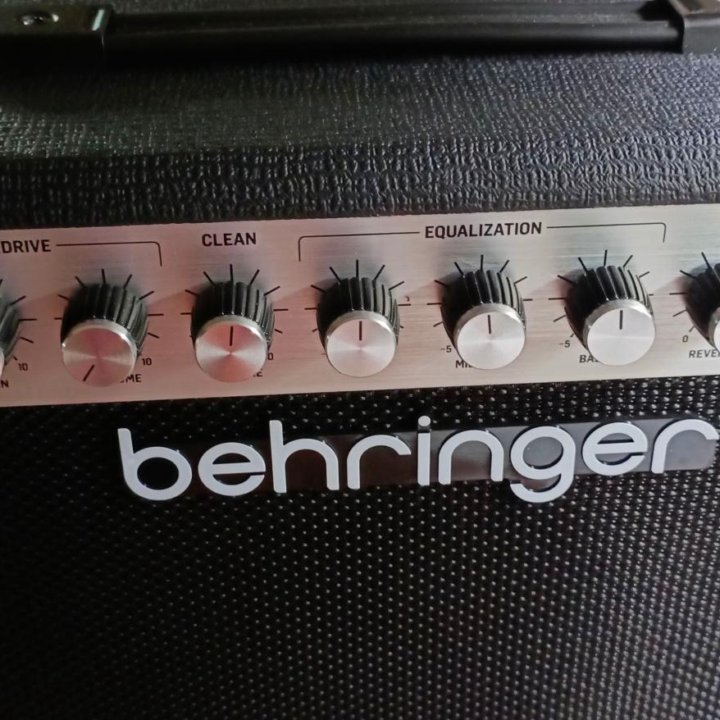 Гитарный комбоусилитель Behringer HA-20R