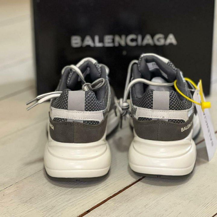 BALENCIAGA