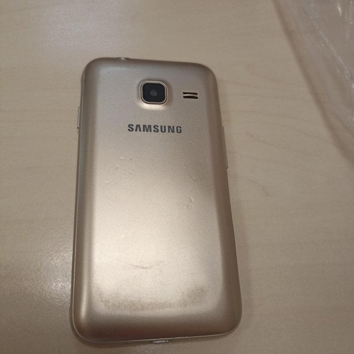 Телефон SAMSUNG Galaxy J1