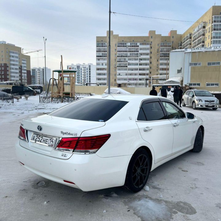 Toyota Crown, 2013