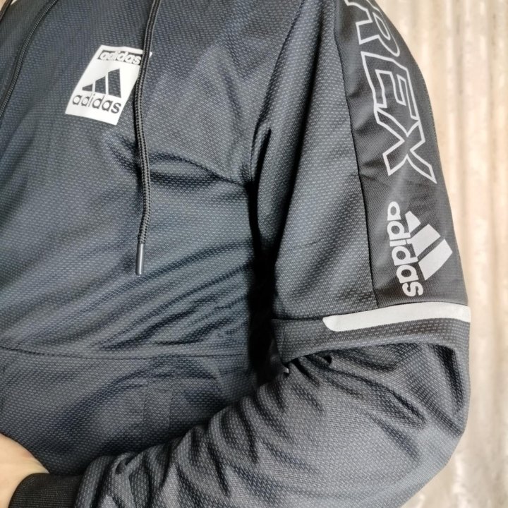 Новый спортивный костюм Adidas.