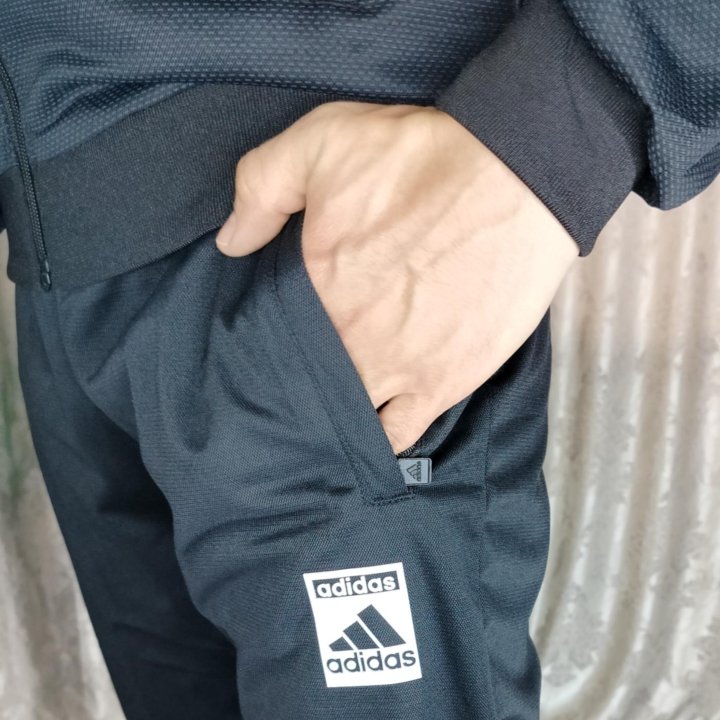 Новый спортивный костюм Adidas.