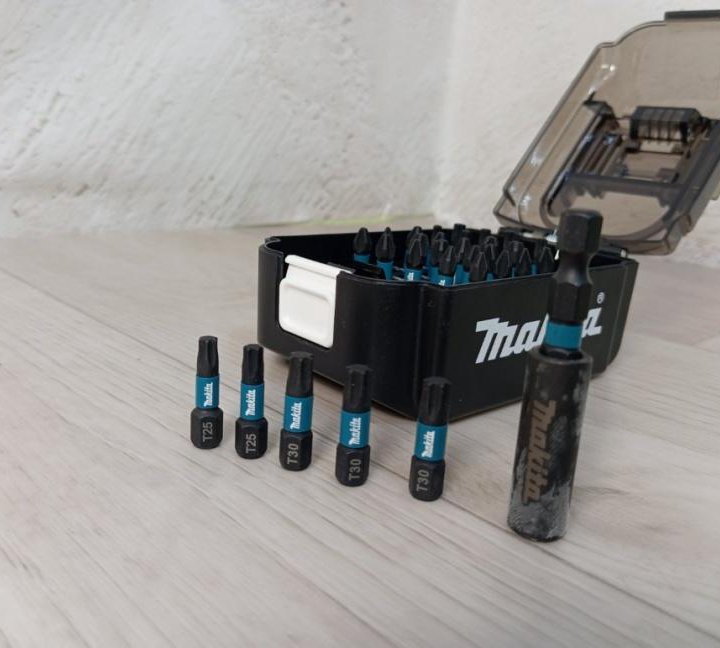 Набор насадок Makita E-03084 Impact Black 31 шт. в футляре формы батареи LXT