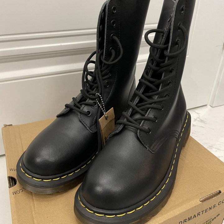 Dr. Martens 42