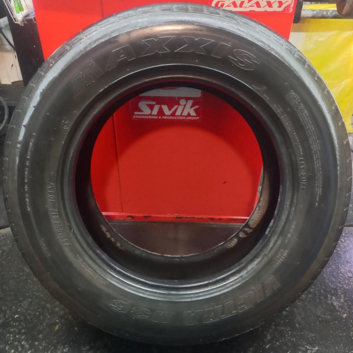 235 65 17 Maxxis Victra M-36 