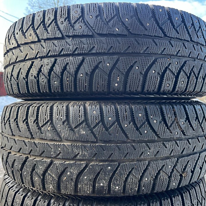 Зима Bridgestone Ice Cruiser 7000 215/65 R16 98T