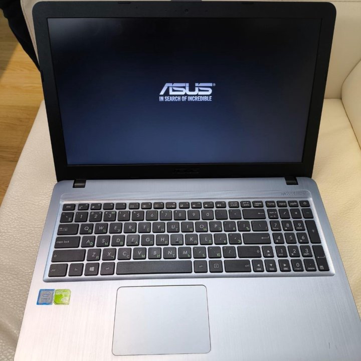 ASUS X540 c GeForce mx110, CORE I3 8145u/1000gb hd