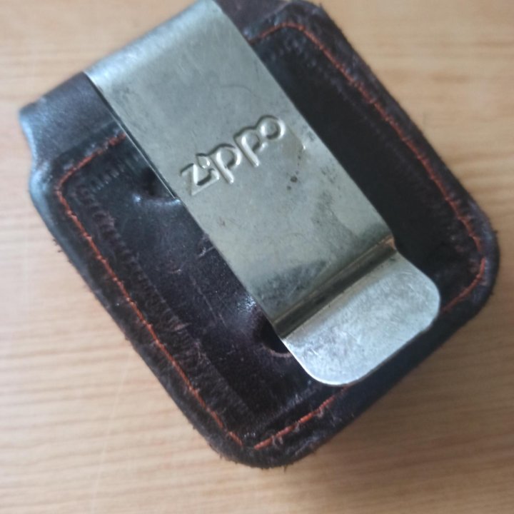 Кожаный чехол для зажигалки Zippo.