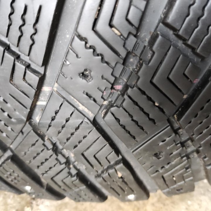 GOODYEAR 215/65 R17 зима 1шт.