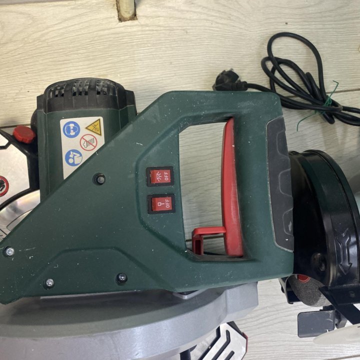 Торцовочная пила Metabo KS-216 M