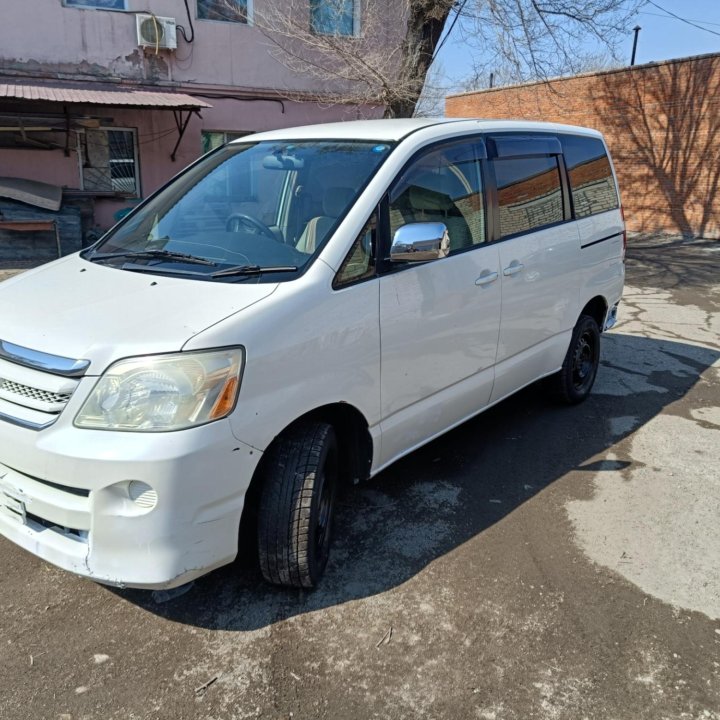 Toyota Noah, 2002