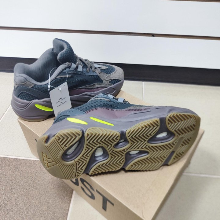 Кроссовки Adidas yeezy boost 700