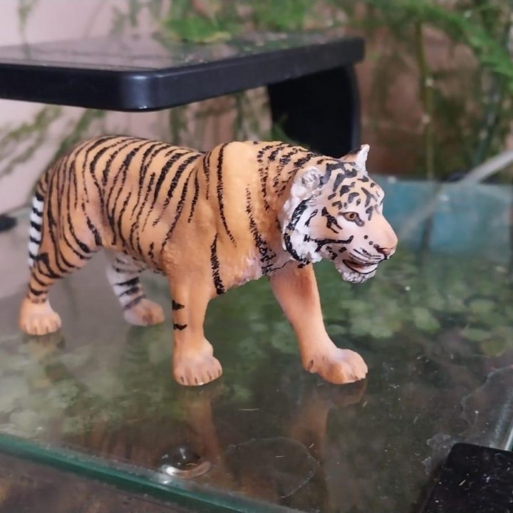 Фигурка тигра