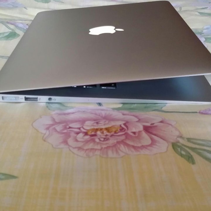 Macbook air 13 2017 г/8 gb/121 gb