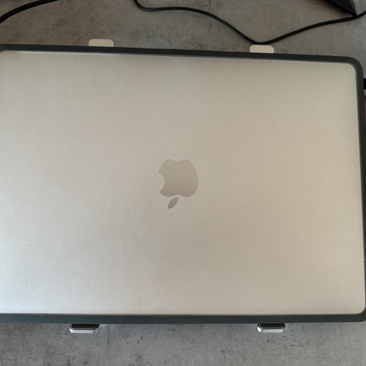 Продаю MacBook Air 13 2020 M1, 8gb RAM, 256 gb SSD