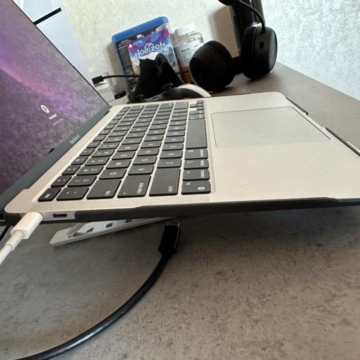 Продаю MacBook Air 13 2020 M1, 8gb RAM, 256 gb SSD