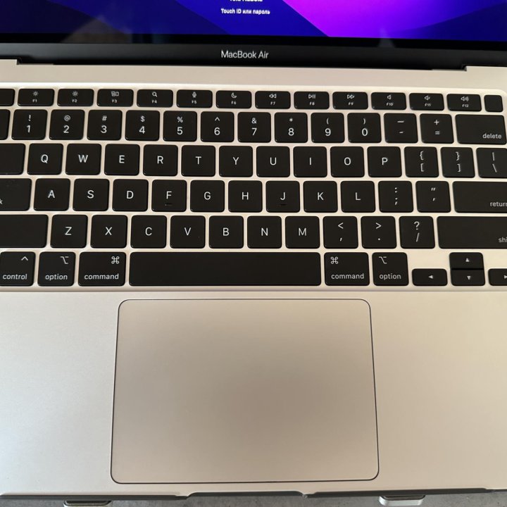 Продаю MacBook Air 13 2020 M1, 8gb RAM, 256 gb SSD