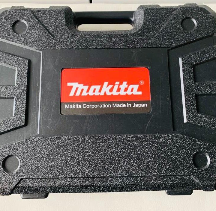 Шуруповерт Makita с большим набором инструментов