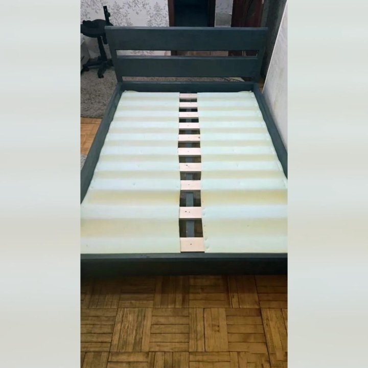 Кровать из массива с матрацем