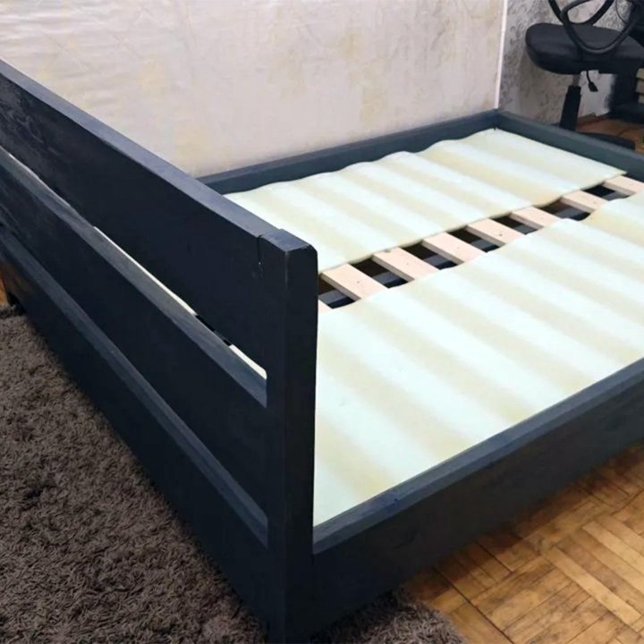 Кровать из массива с матрацем