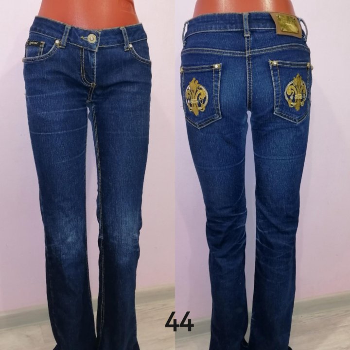Много женских джинс и брюк.