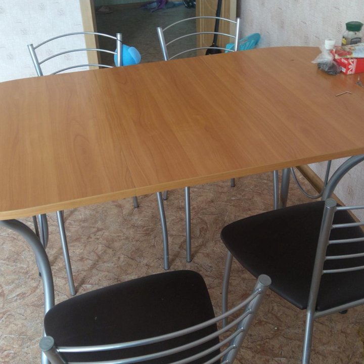Стол и стулья для кухни