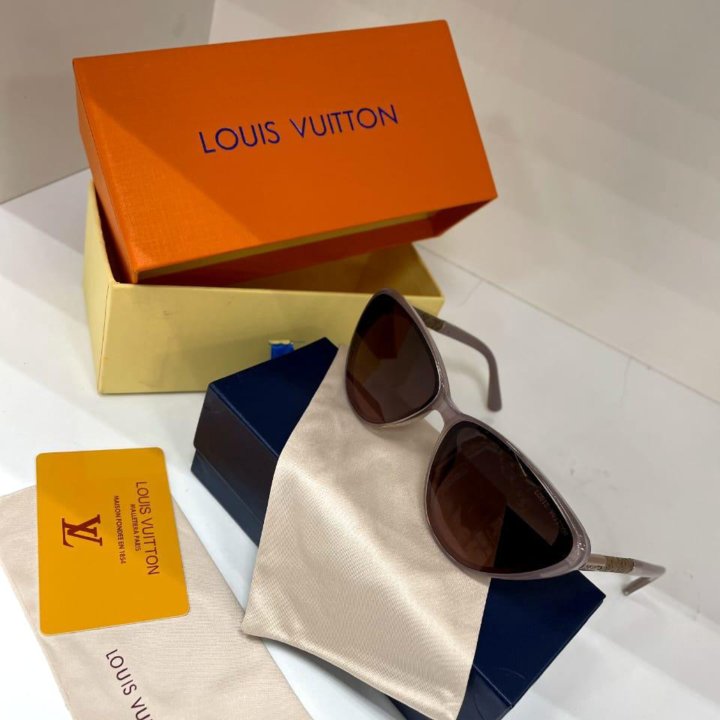 Солнцезащитные очки Louis Vuitton