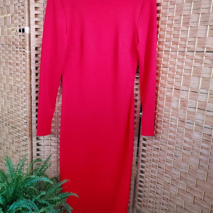 Эффектное красное платье с открытой спиной
