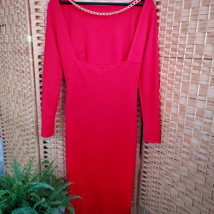 Эффектное красное платье с открытой спиной