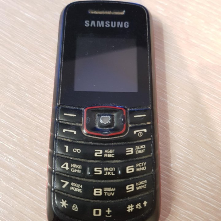 Кнопочный телефон Samsung сломанный