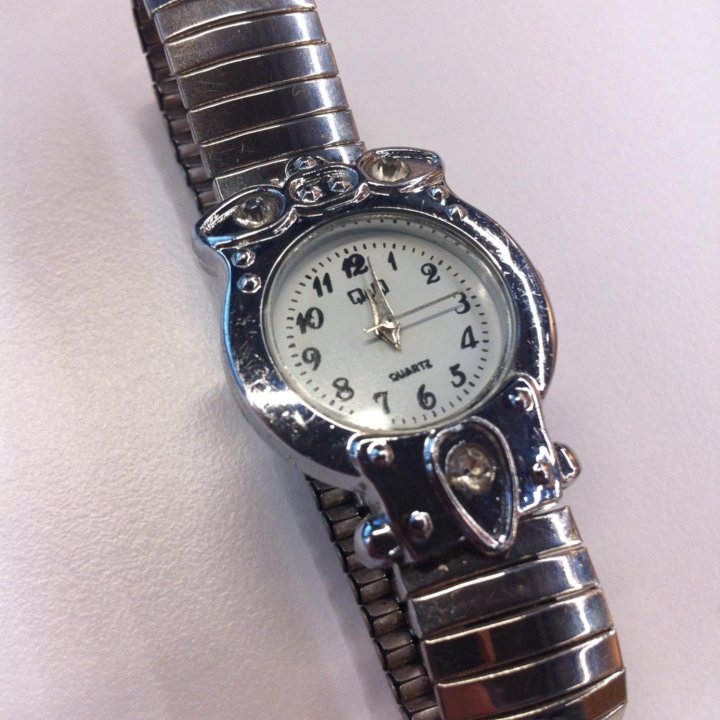 Часы женские QQ оригинальные с браслетом.