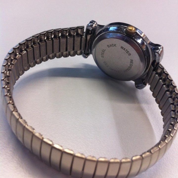 Часы женские QQ оригинальные с браслетом.